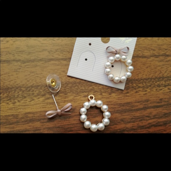 🎀 New - Faux Pearl Bow Earrings - Picture 6 of 8